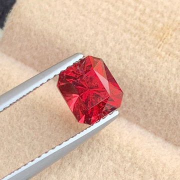Rhodolite Garnet 
Rhodolite Garnet jewelry
1.75 carat rhodolite garnet red scissor cut natural gemstone
Madagascar garnet gemstone slightly included red stone close view