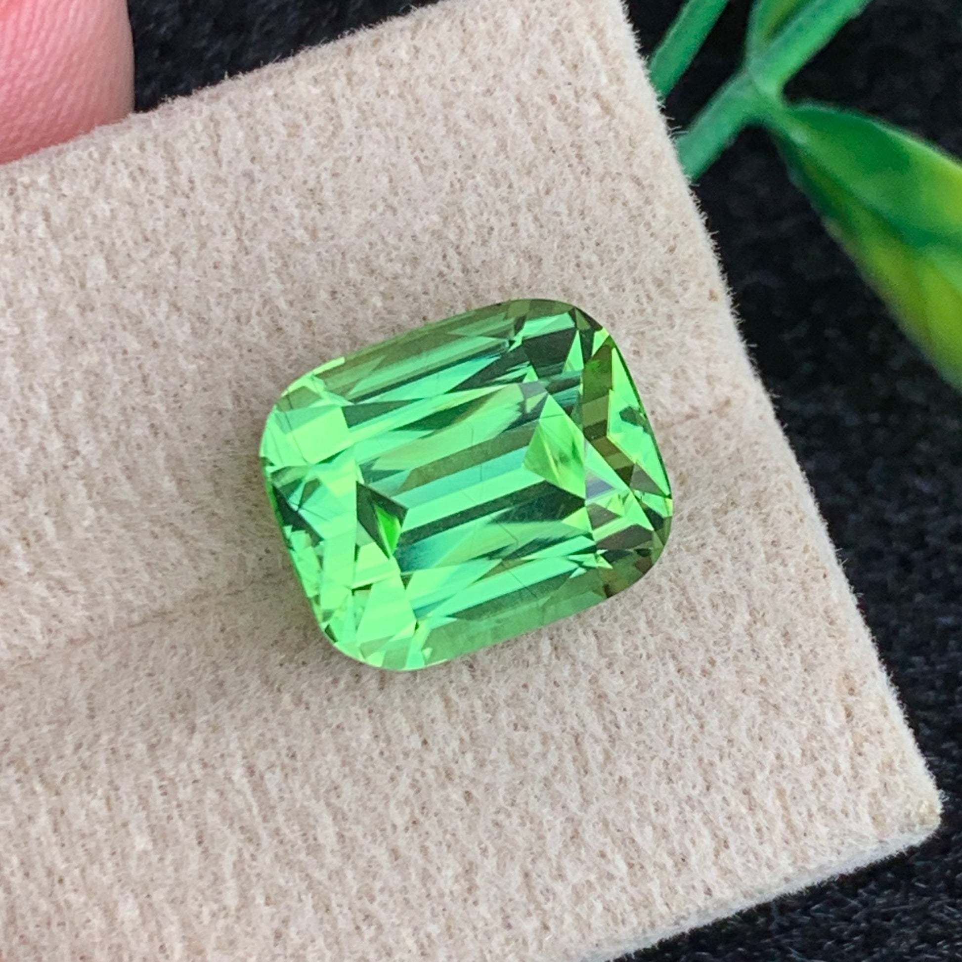 10.34 carat peridot gemstone for ring pendant jewelry
cushion cut peridot green gemstone natural pakistan