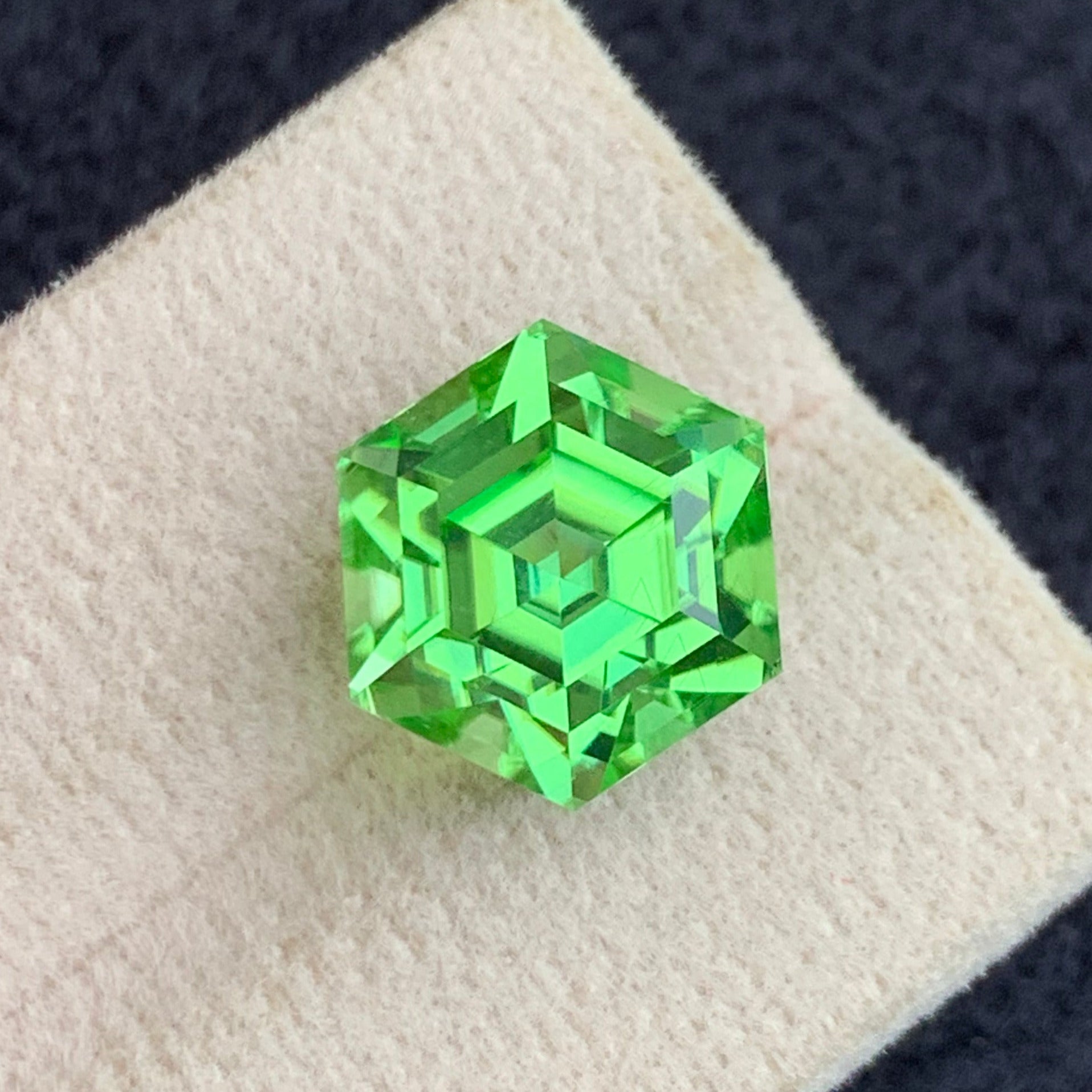 green Peridot 
green Peridot jewelry
11.15 carats olive green peridot gemstone hexagonal cut
natural Pakistan peridot gemstone 11.15 carats