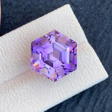 Purple Amethyst
18.70 carat amethyst gemstone

hexagonal cut amethyst pendant stone