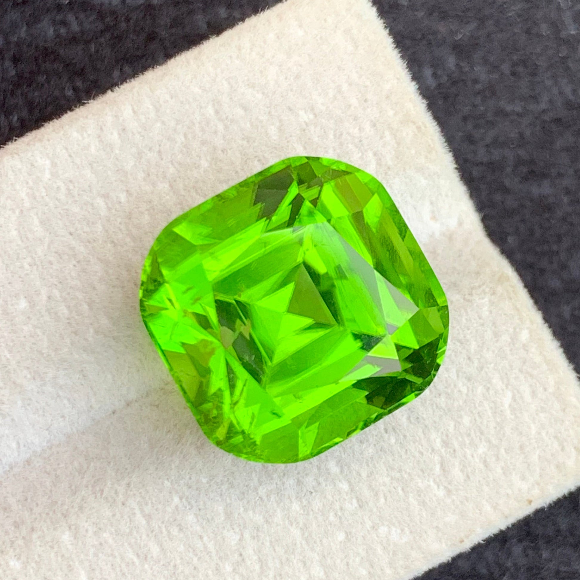 Green Peridot gemstone
 Green Peridot jewelry
20.05 Ct Green Peridot