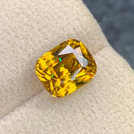 sphene jewelry
spene ring
natural sphene titanite gemstone
cushion cut yellow sphene