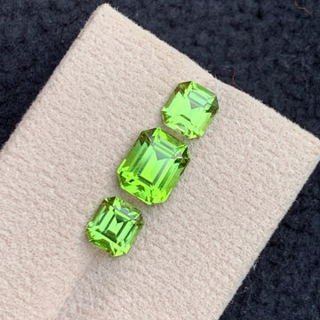 Peridot Ring set
4.95 carat green peridot ring set emerald cut

natural peridot jewelry set pakistan origin