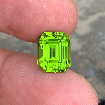  Green Peridot Gemstone ring
 Green Peridot Gemstone pendant
Vibrant lime green peridot gemstone from Pakistan
Fine quality natural peridot gemstone for rings and pendants