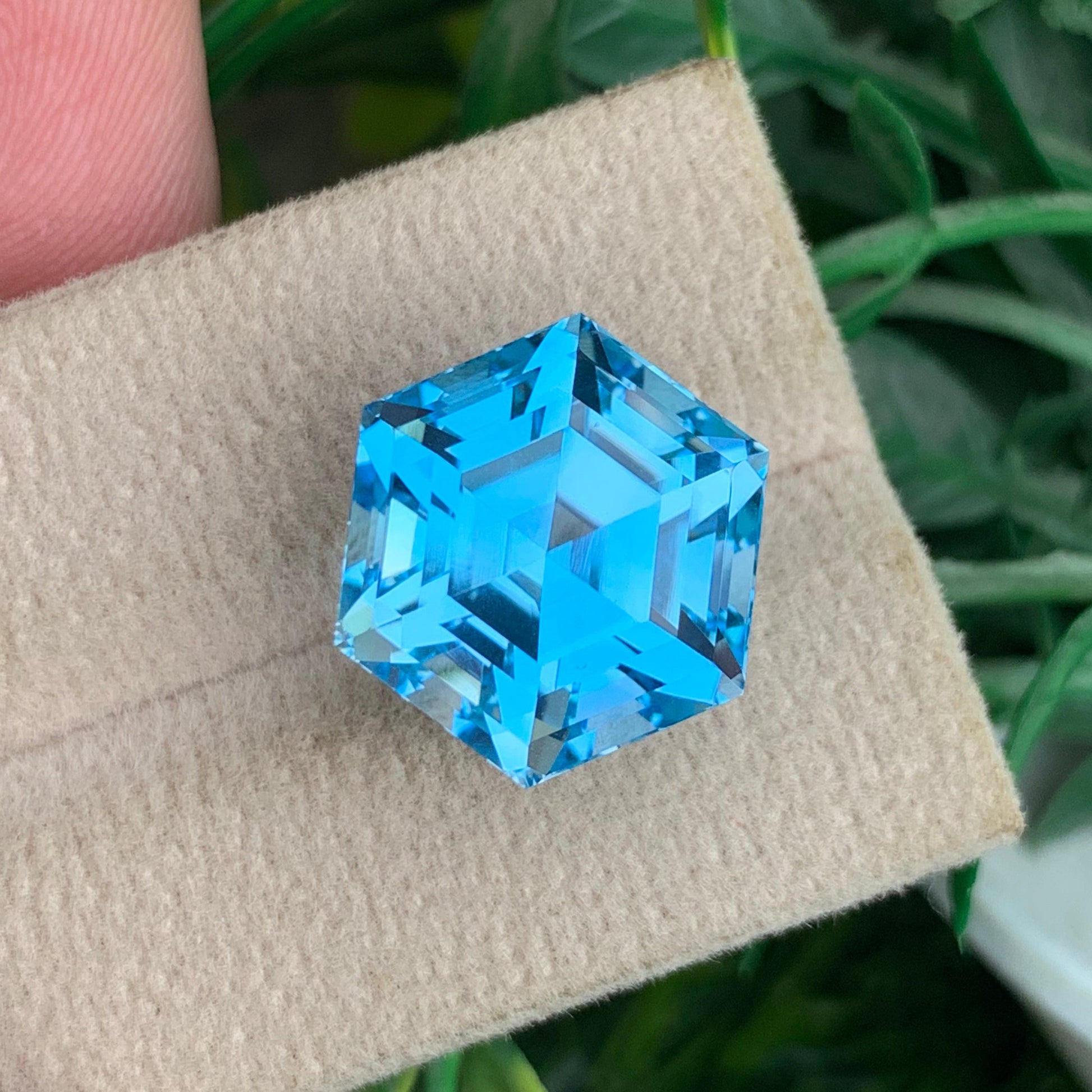 Swiss Topaz ring
African Swiss blue topaz gemstone for pendant
premium blue topaz gemstone for collectors