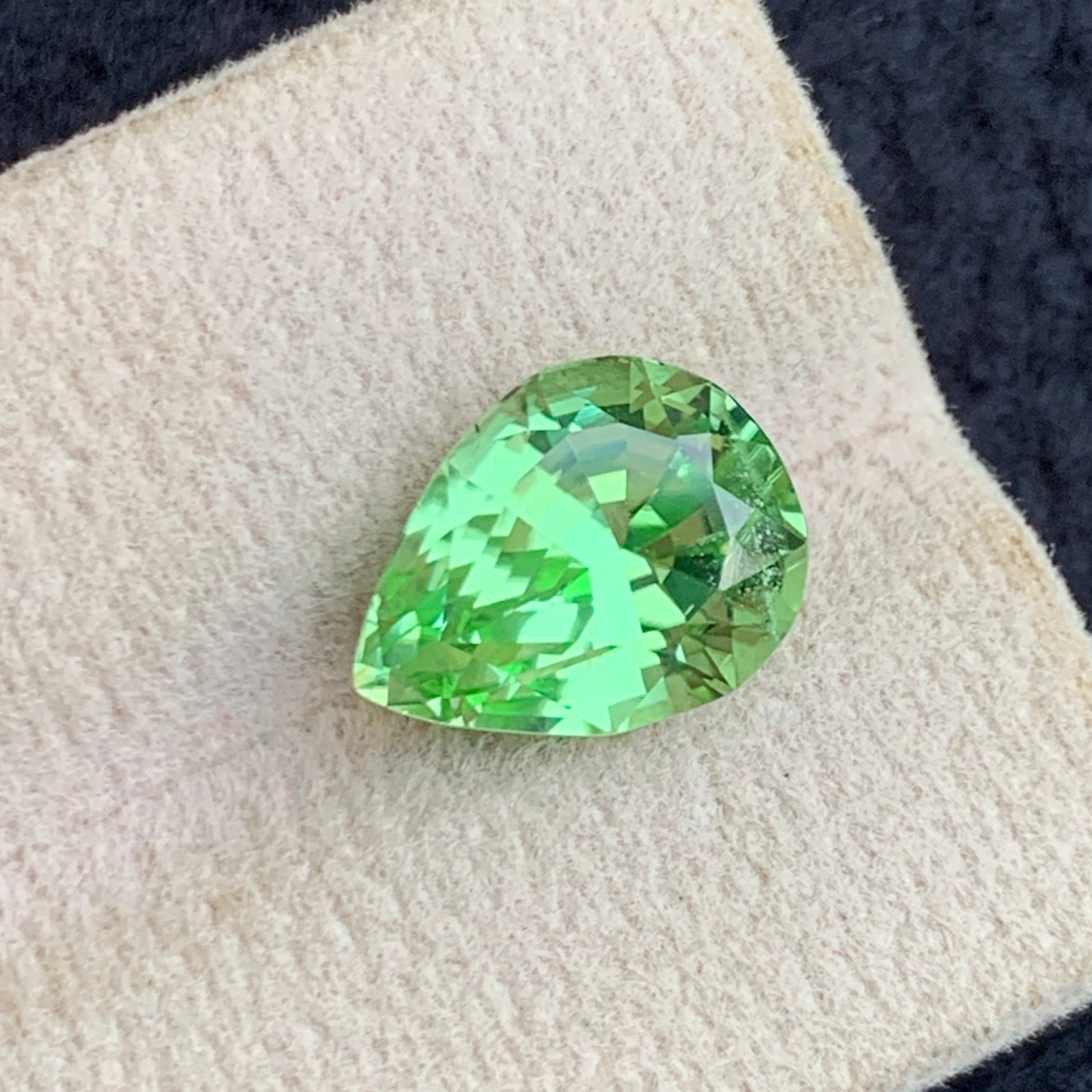 Apple Green Peridot 5.75 carats pear shape gemstone
Natural Pakistan peridot gemstone pear cut
