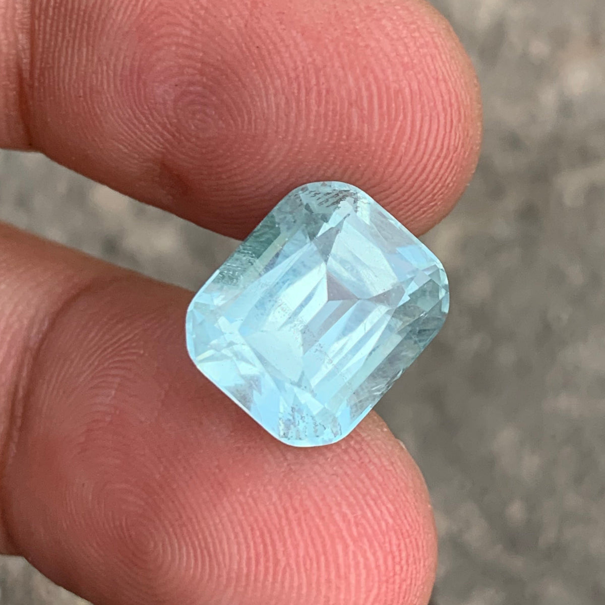 Aquamarine held for scale
Aquamarine reflecting light showing sparkle