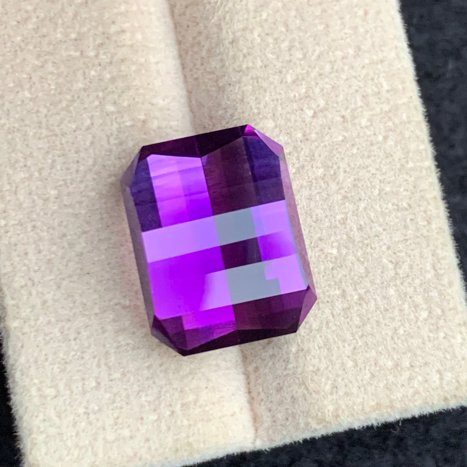 Brazilian amethyst 9.95 ct pixel cut luxury loose stone

Loose pink-purple amethyst pixel cut for custom jewelry