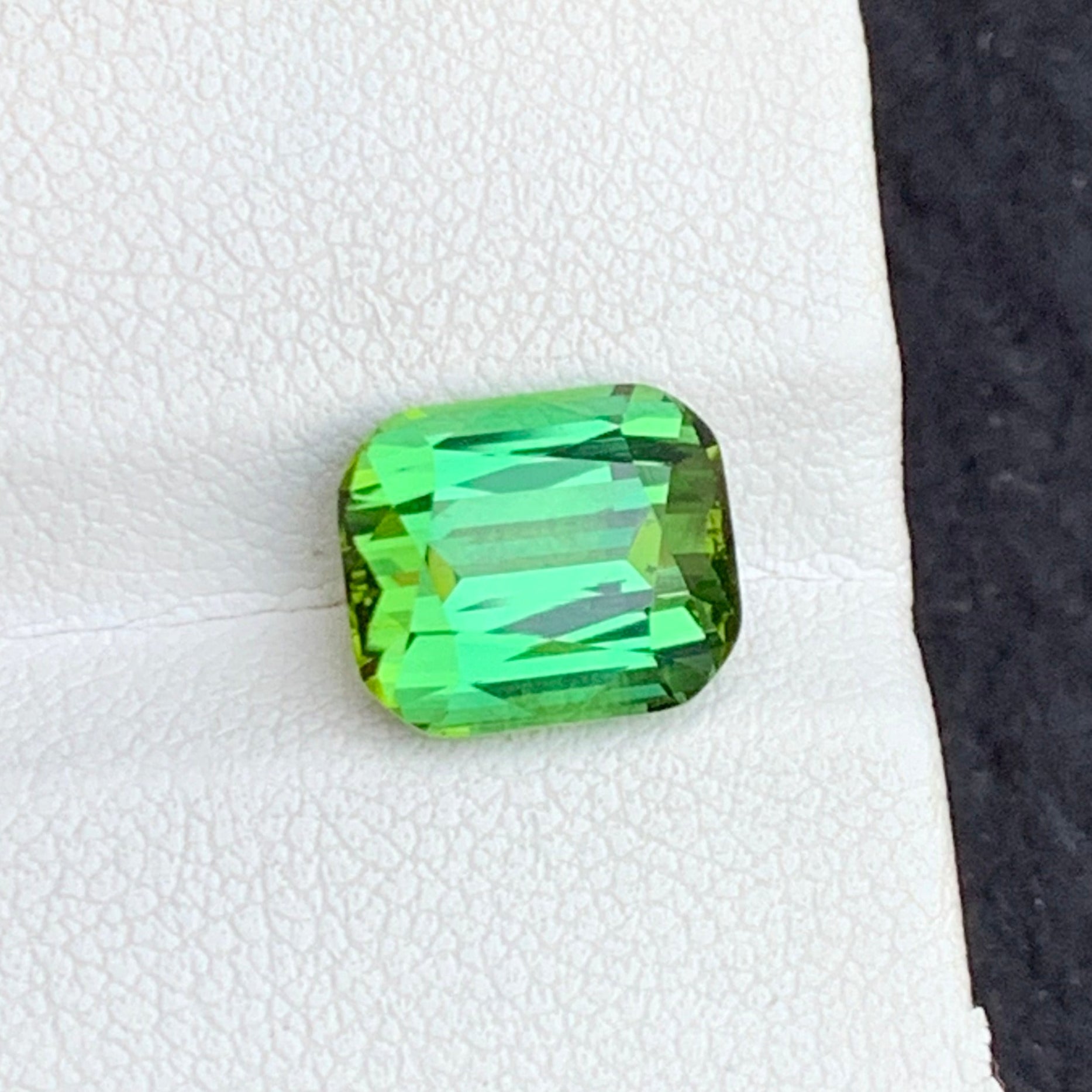 Yellow green tourmaline
Cushion Cut Green Tourmaline 4.05ct for Jewelry Making