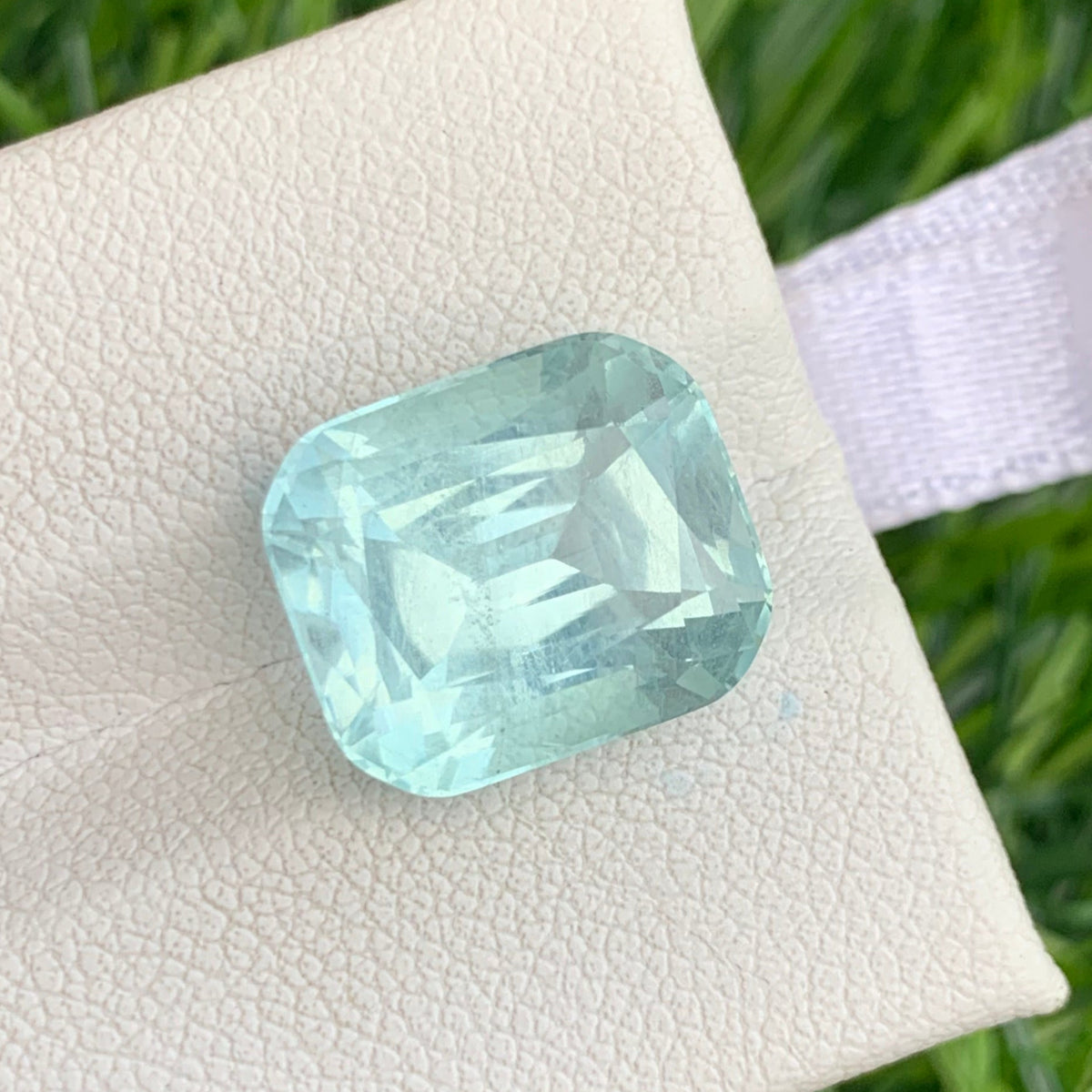Aquamarine Gemstone ring
Cushion cut aquamarine side profile showing brilliance
Aquamarine VVS clarity close-up