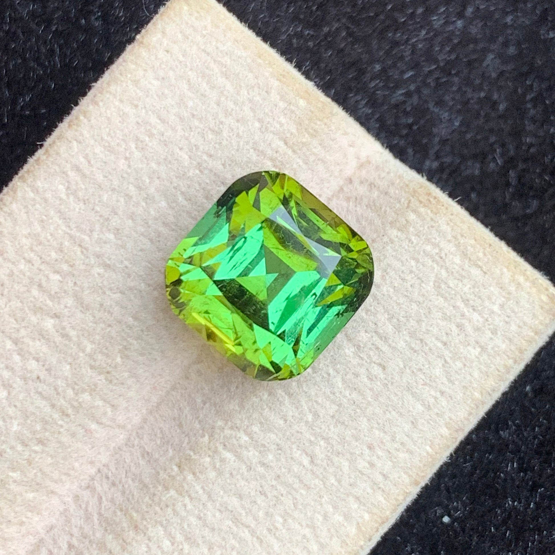 forest green tourmaline
Cushion cut bluish green tourmaline with yellow touch
VVS bluish green tourmaline gemstone Afghanistan