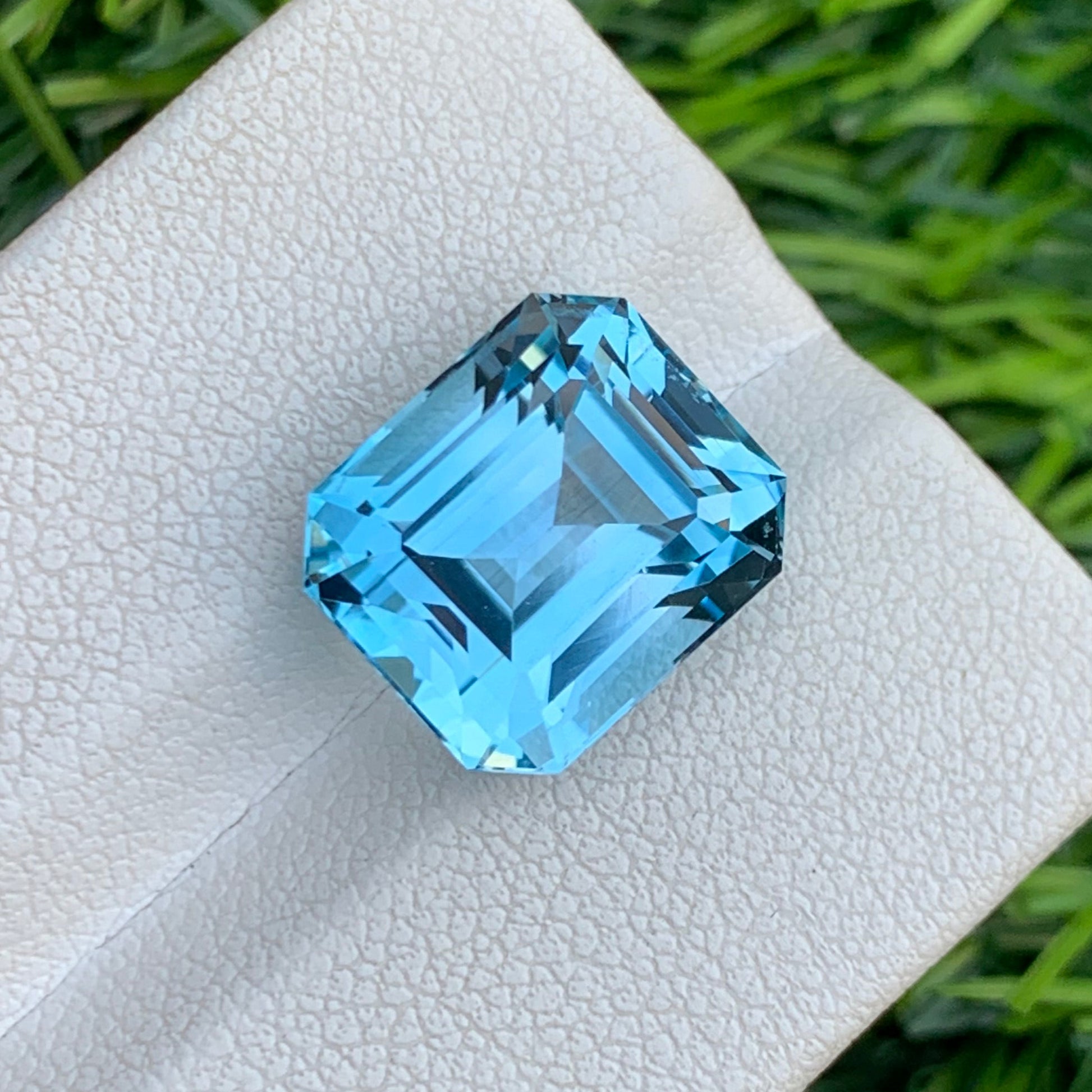 Loose Blue Topaz
Emerald Cut Blue Topaz 10ct OneStep Gems

Loup Clean Swiss Blue Topaz Gemstone