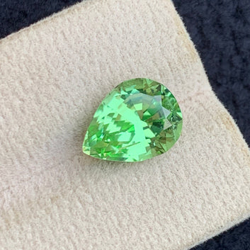 Eye clean apple green peridot stone
Pear shape natural peridot gemstone