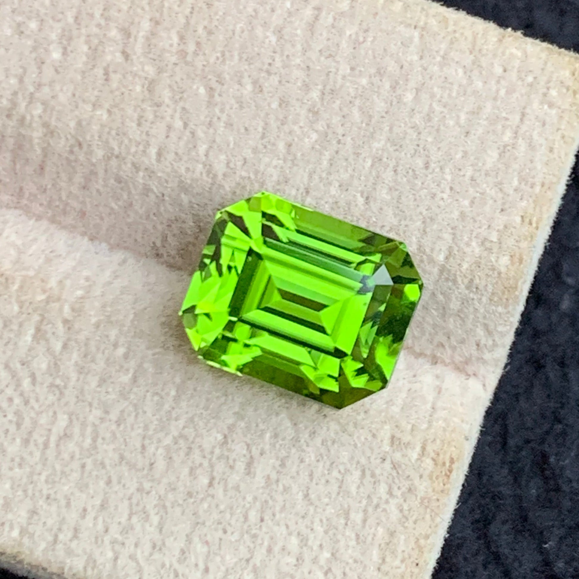Eye clean emerald shape peridot gemstone
Premium green peridot loose stone for jewelry making