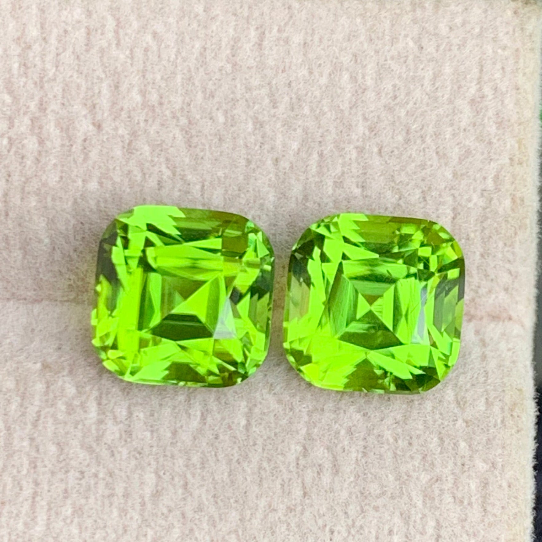 Pakistani green peridot pair
Peridot earrings gemstone pair