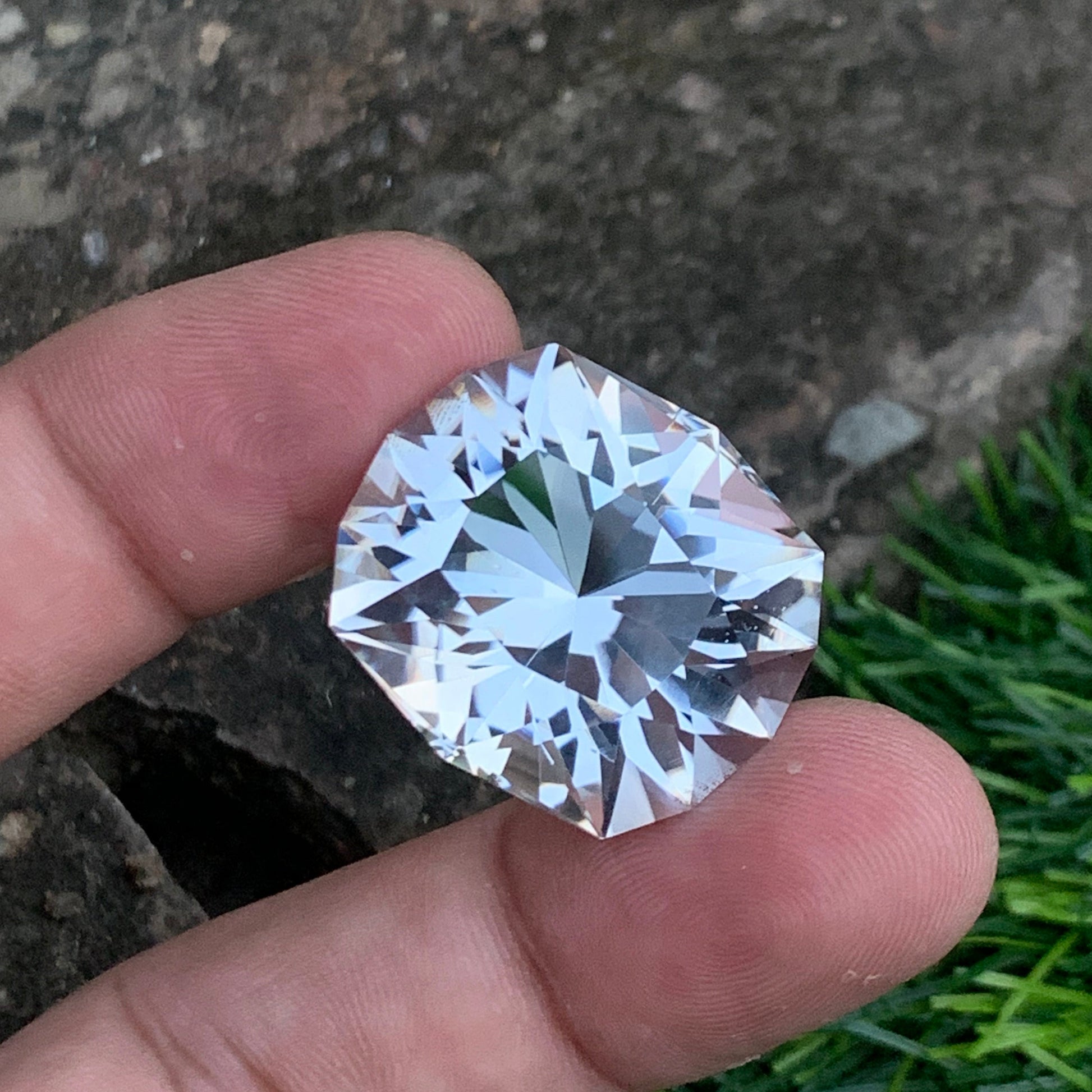 Natural Quartz ring
Natural Quartz pendant
Fancy cut quartz gemstone with exceptional brilliance
OneStep Gems natural quartz collector gemstone