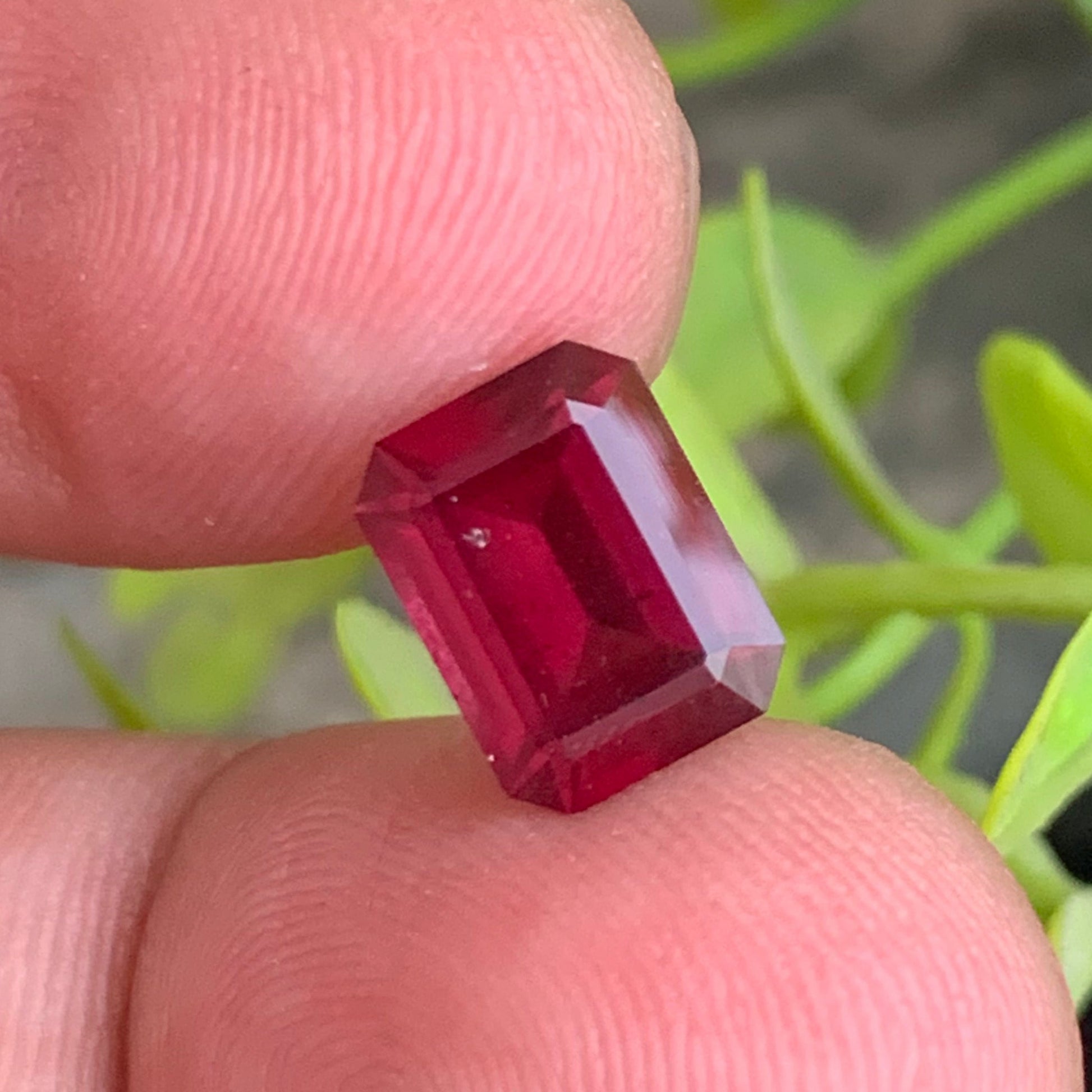 Fine Jewelry Garnet 3.35 Carats
High Quality Rhodolite Garnet