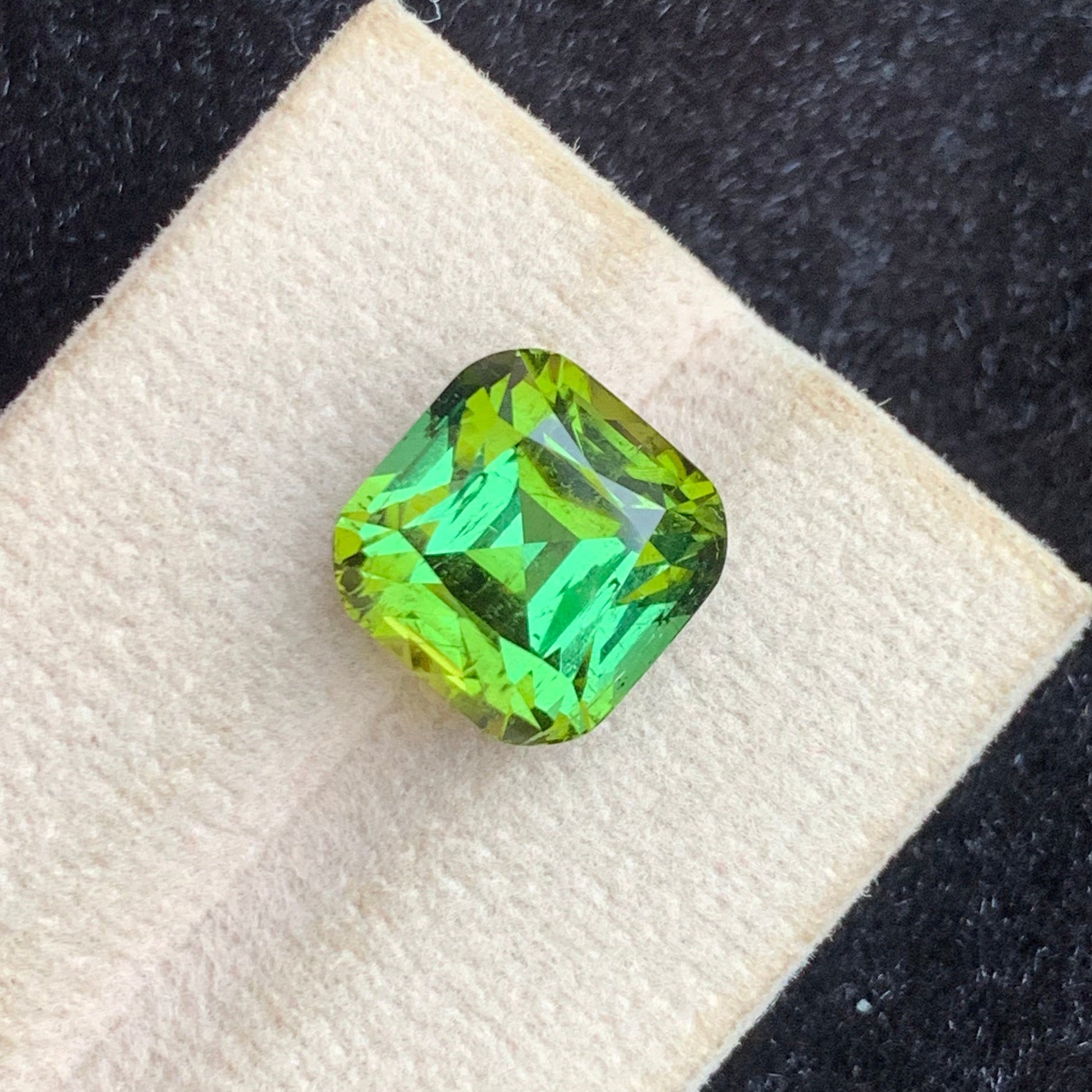 Fine jewelry bluish green tourmaline gemstone
Collector quality Afghan bluish green tourmaline