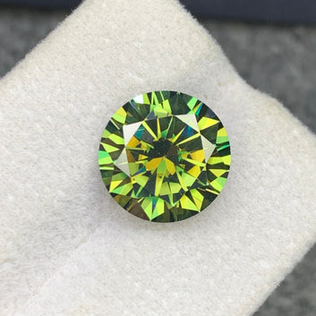 Yellowish Green Moissanite 
Yellowish Green Moissanite jewelry
GRA certified lab-grown moissanite 6.10 carats Onestep Gems
Eye clean yellowish green moissanite gemstone side view