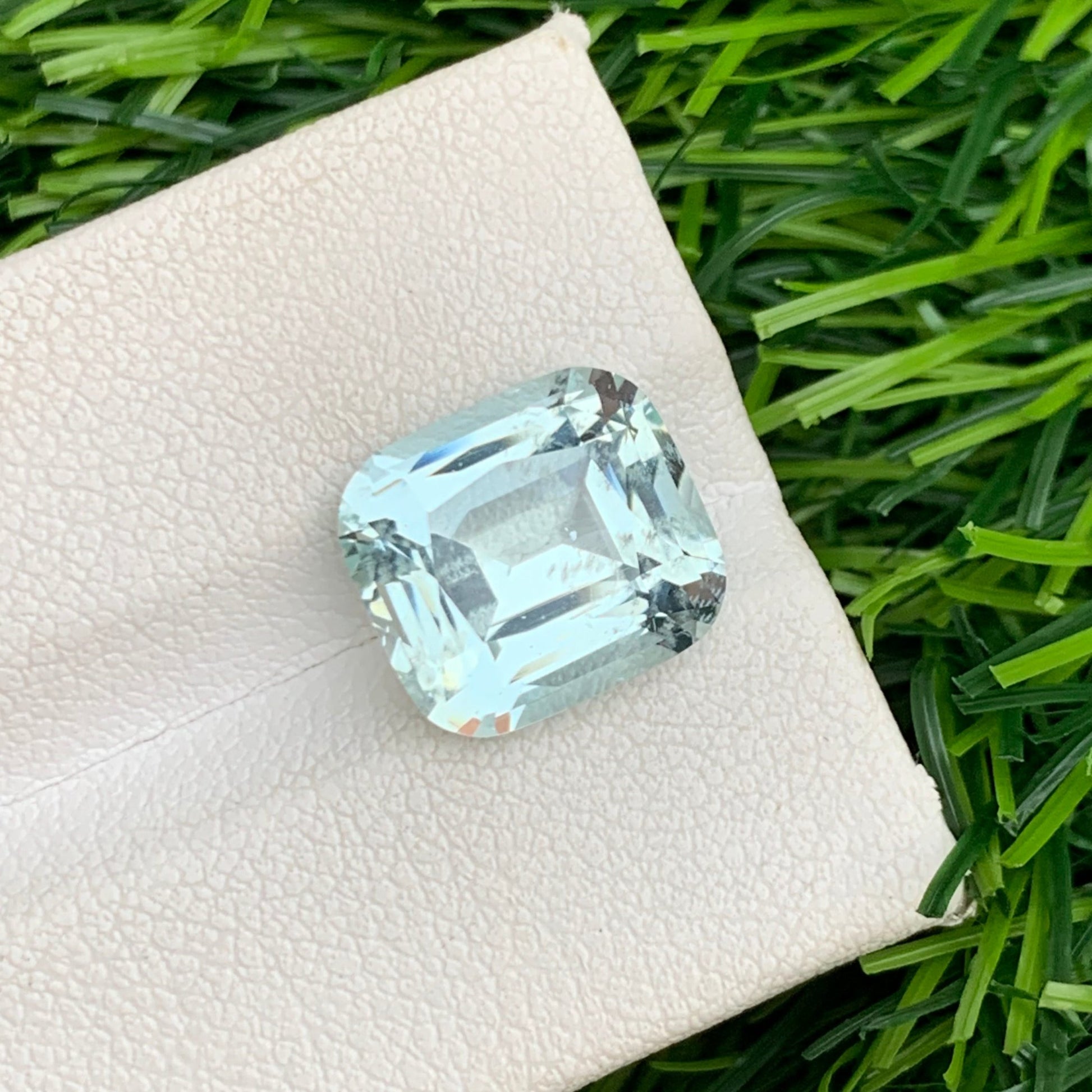Aquamarine Pendant
Handheld 5.55 Carats Natural Aquamarine Stone – Onestep Gems