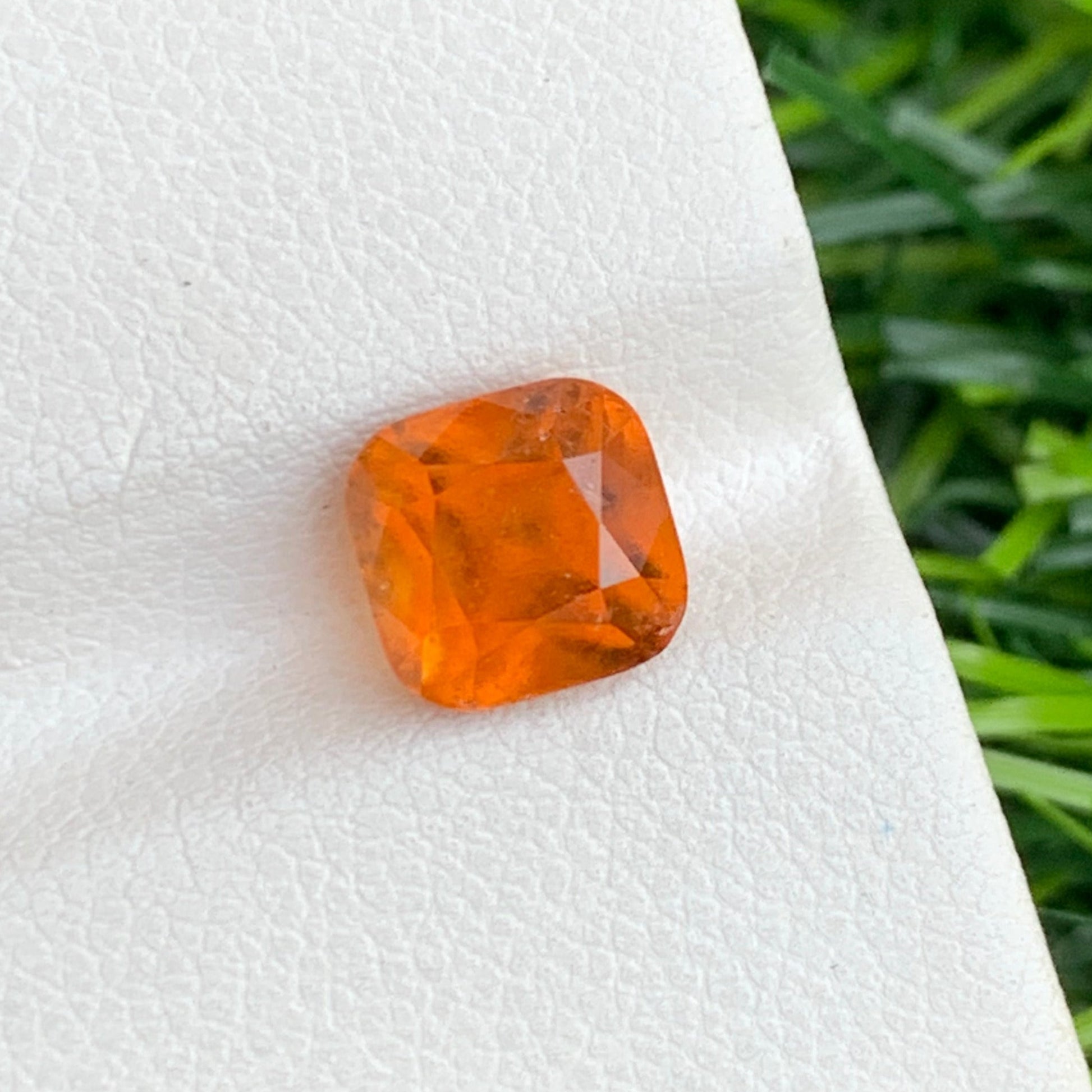 Hessonite Garnet SI Clarity Stone – Side View with Sparkle


