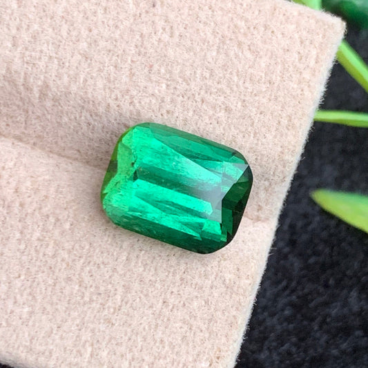 Bright Green Tourmaline Gemstone
Bright Green Tourmaline jewelry