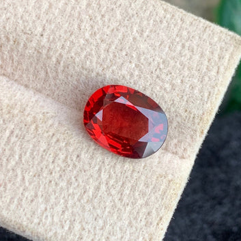2.87 Carats Natural Rhodolite Garnet Gemstone with Oval Shape, 10.05 x 7.79 x 4.20 MM
