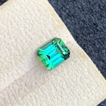 hot green tourmaline
vivid green tourmaline