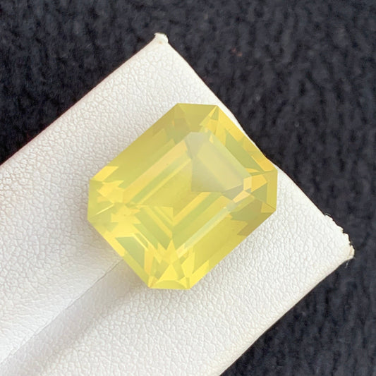 22.80 Carats Lemon Quartz from Brazil, Yellow Gemstone Emerald Shape