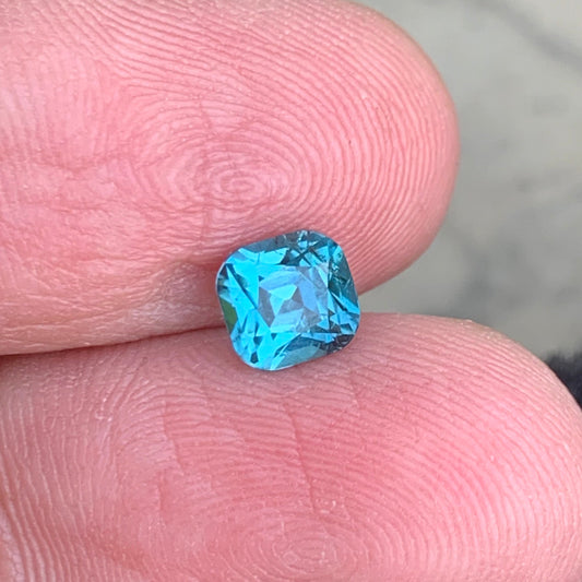 neon blue tourmaline
neon blue Gemstone