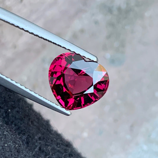 Pinkish Red Garnet 3.60 Carats, Pink Heart Shape Garnet - 8.84 x 9.77 MM