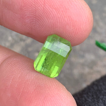 4.20 Carats Loose Green Peridot Gemstone for Jewelry – Pixel Shape from Pakistan