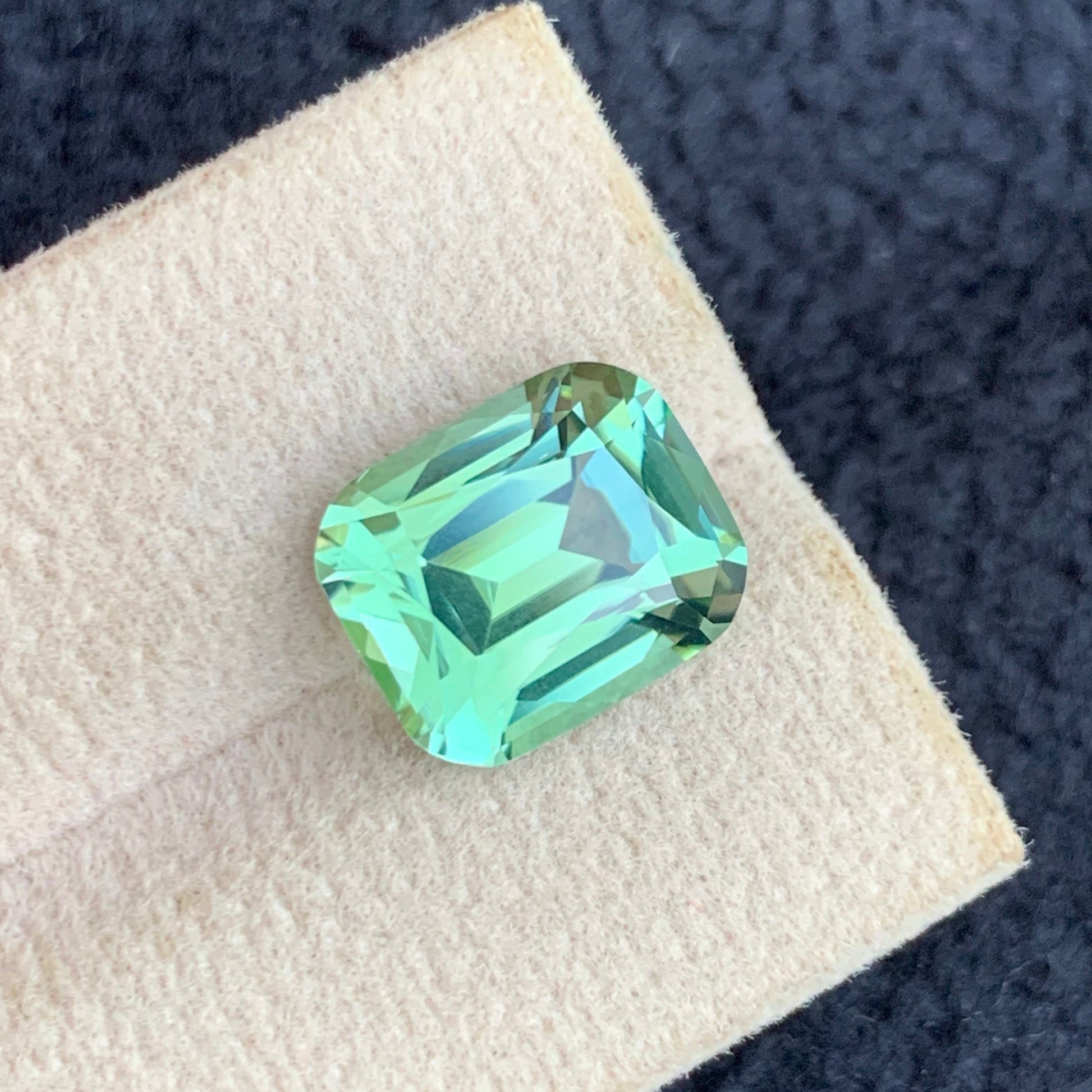 Apple Green Tourmaline necklce
Apple Green Tourmaline pendant