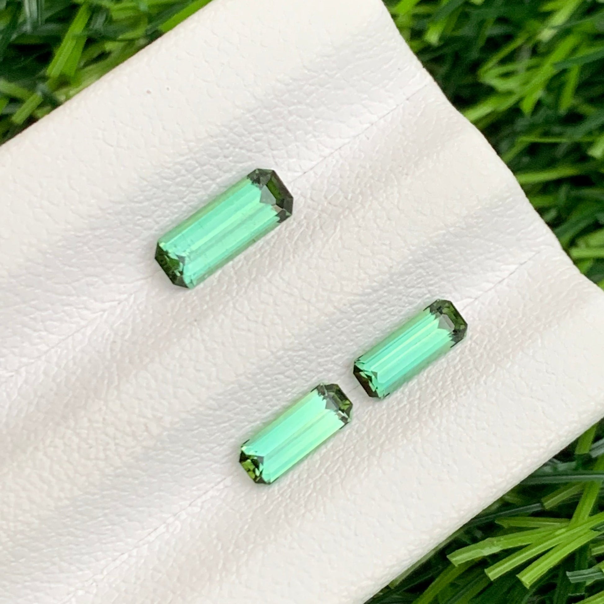 Loose mint green ring set