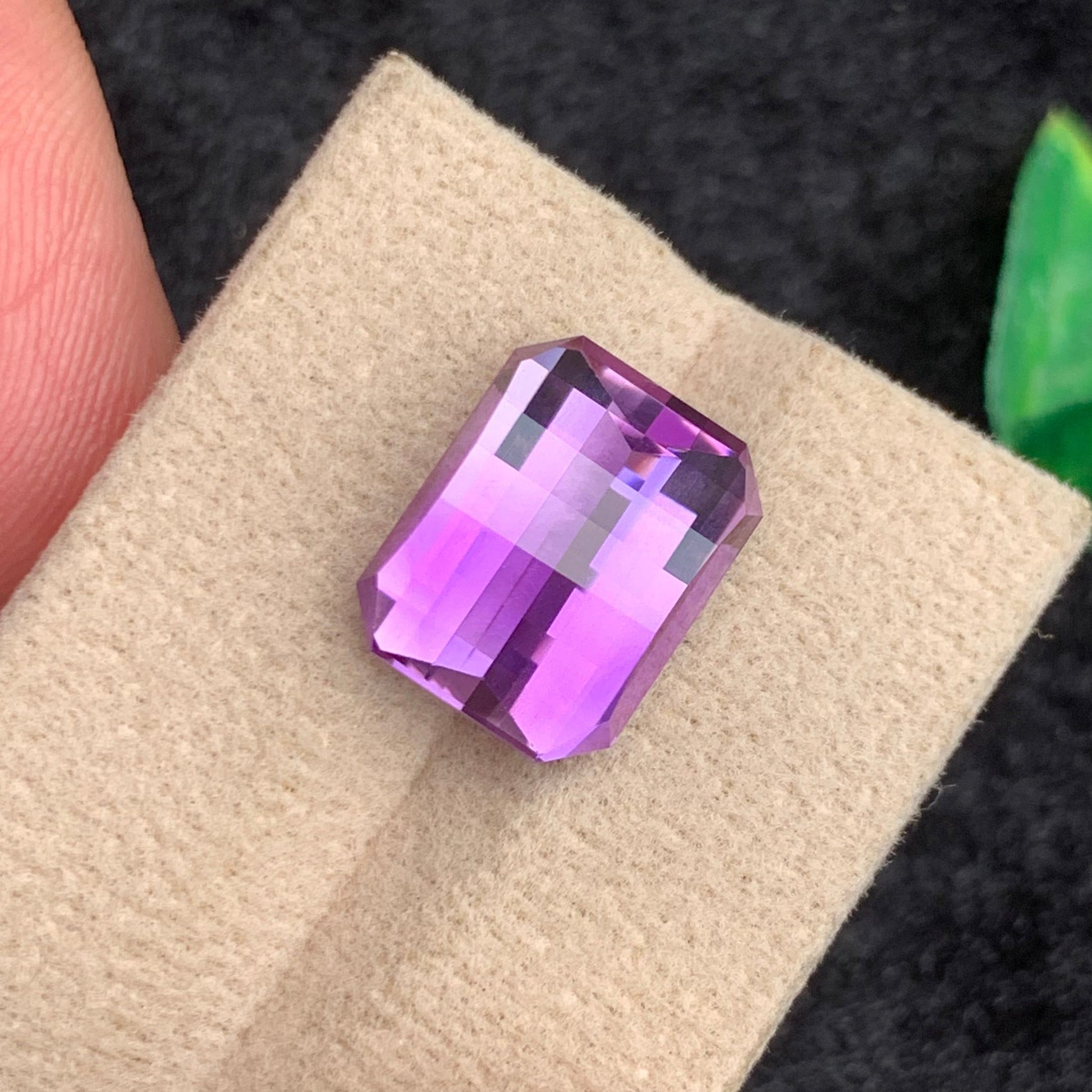 Color Zoning Amethyst Ring
Color Zoning Amethyst Pendant