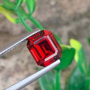 3.27 Carats Natural Rhodolite Garnet Gemstone with Fine Emerald Shape from Tanzania