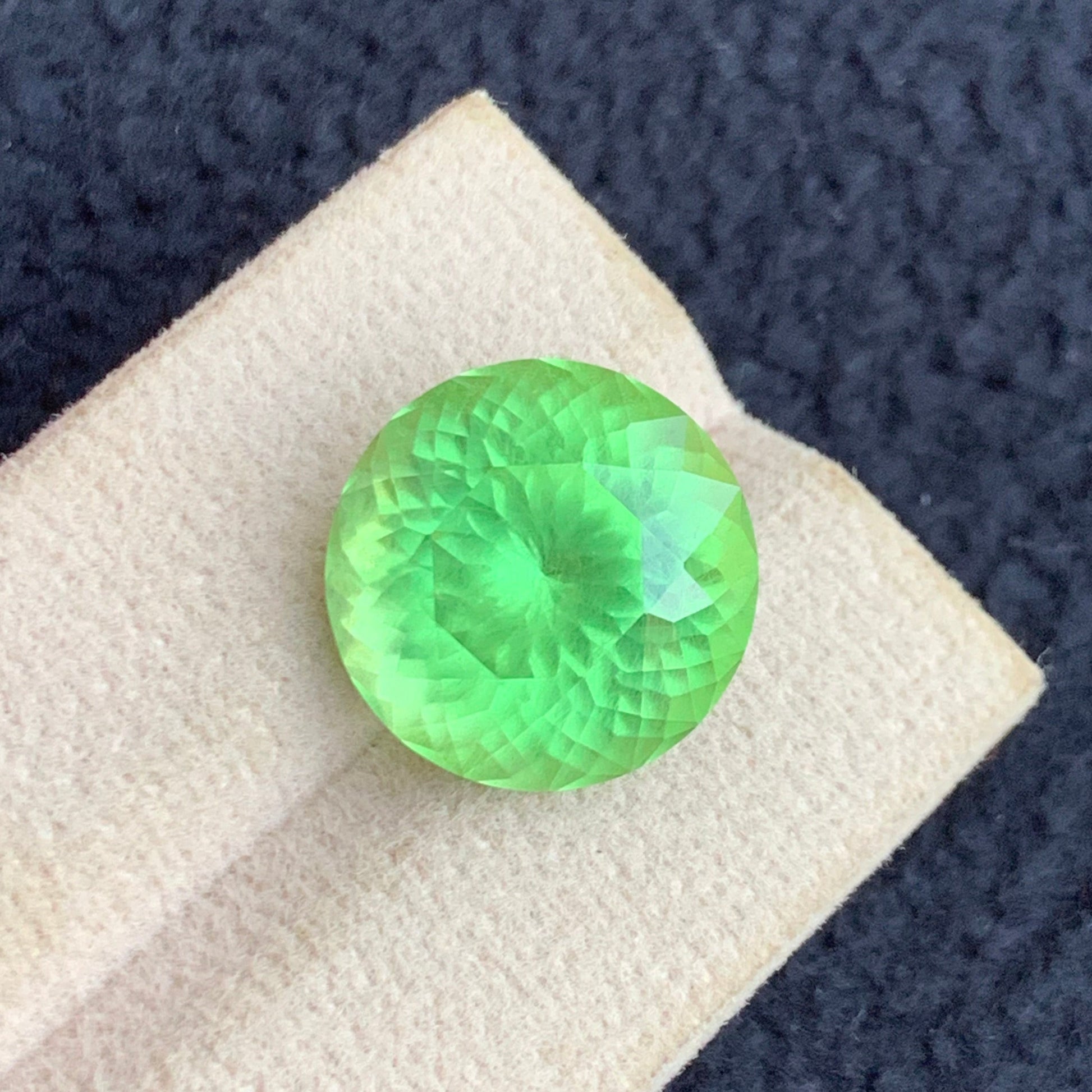 Large apple green peridot loose gemstone
Round brilliant cut peridot for luxury jewelry