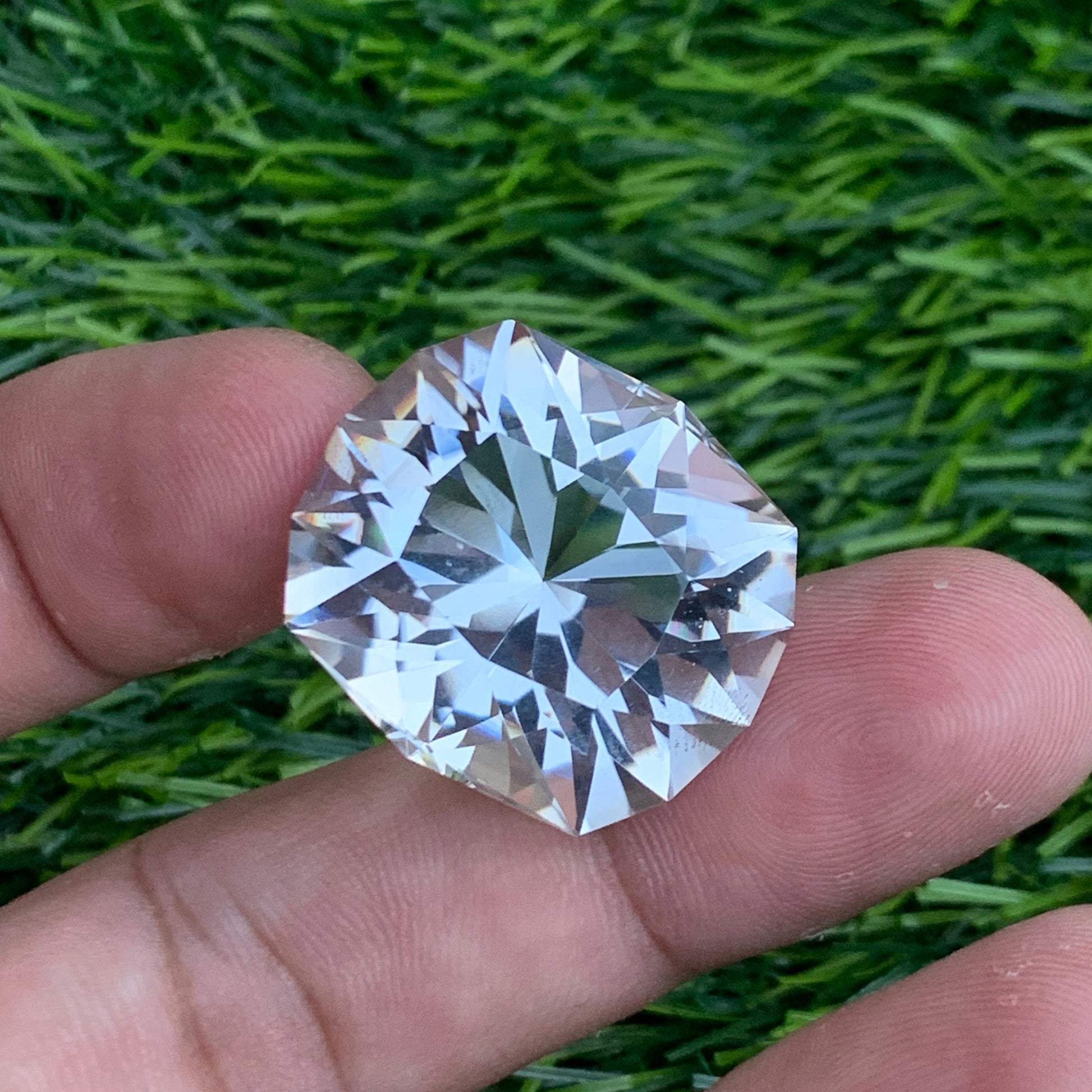 Large loose quartz stone for custom jewelry designs
Premium natural quartz gemstone from Pakistan