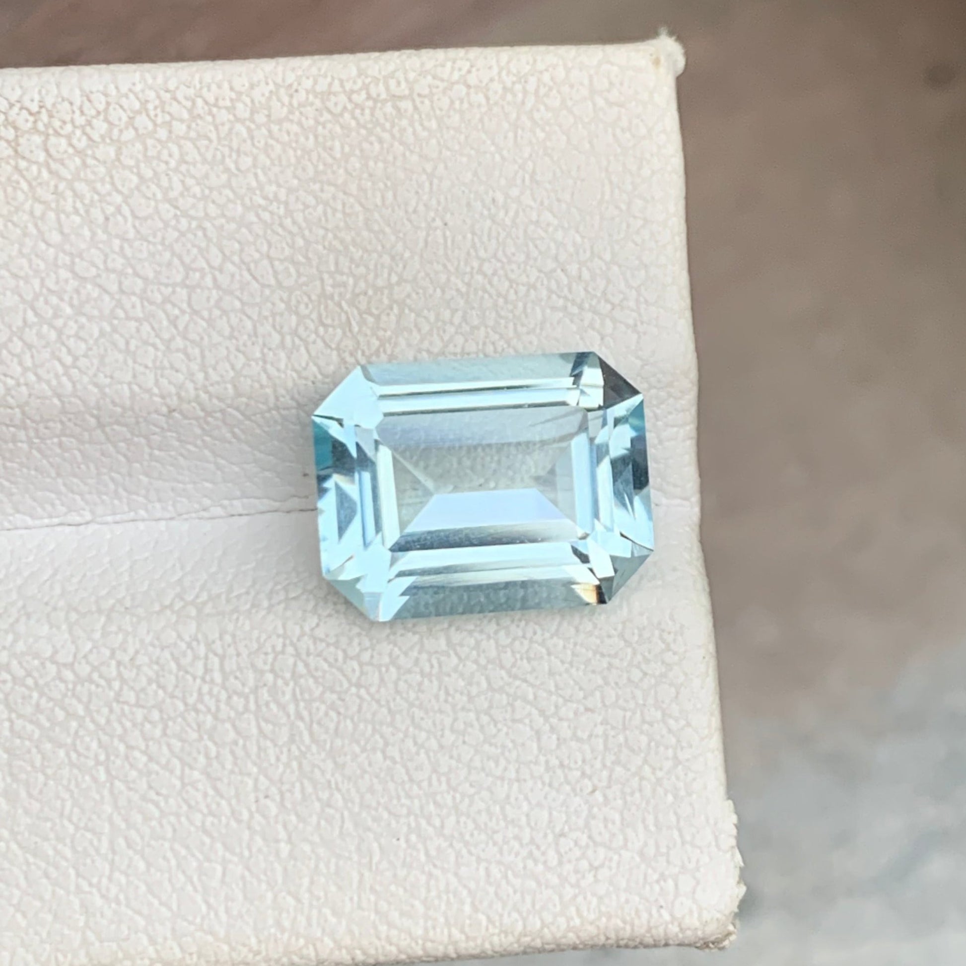 Blue Aquamarine ring
Loup Clean Aquamarine Gemstone for Custom Jewelry