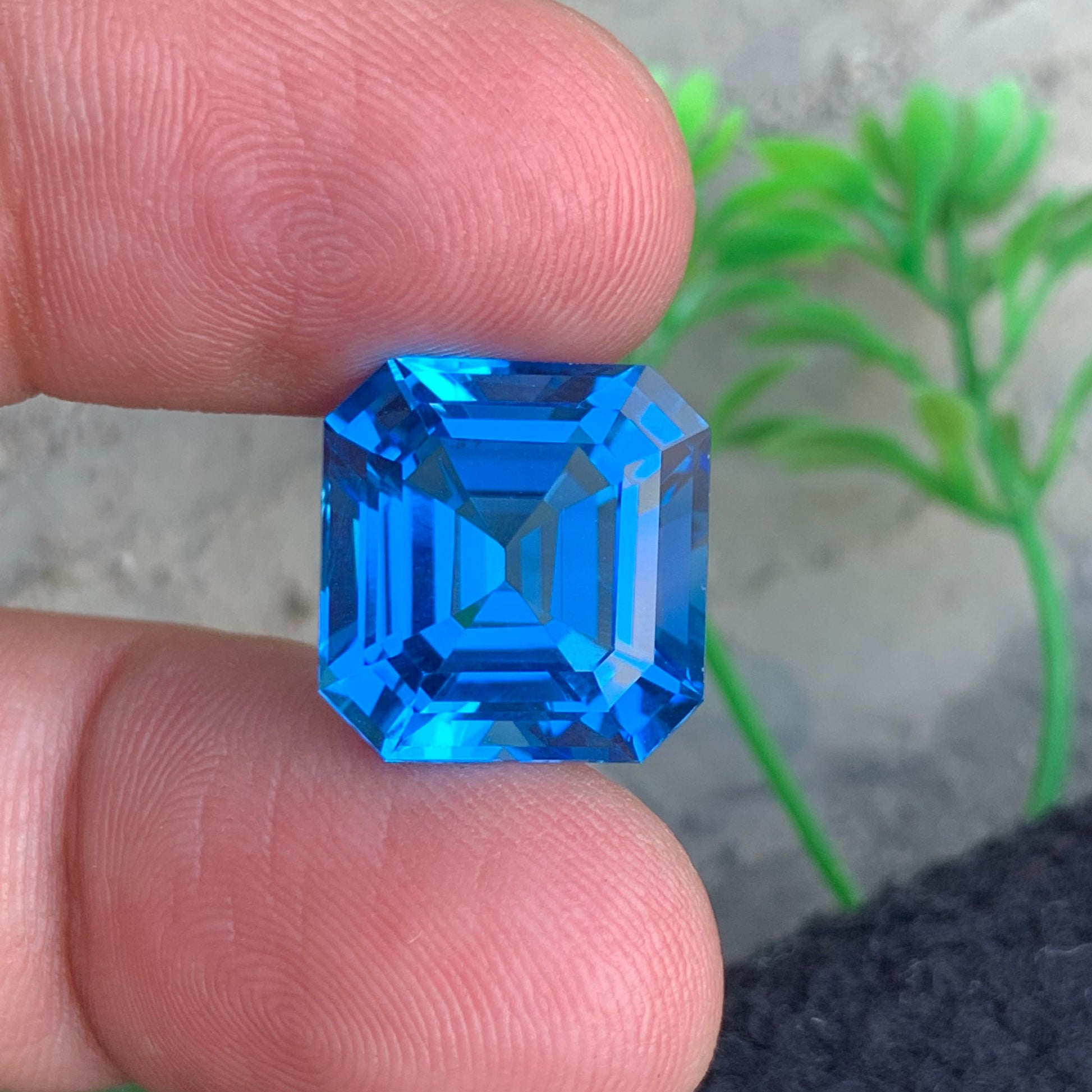 electic blue topaz
Loupe Clean Swiss Topaz Stone

Swiss Blue Topaz for Jewelry