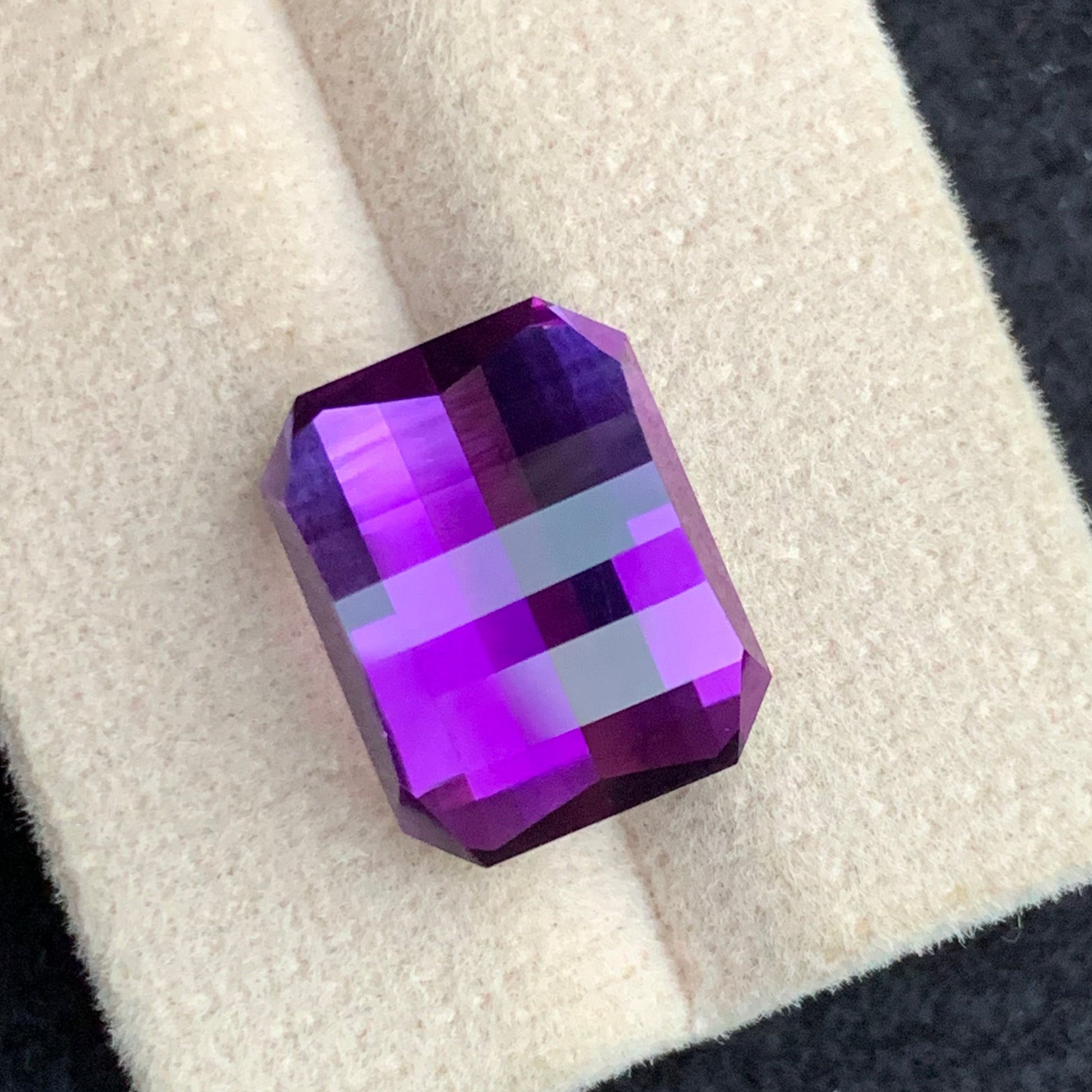 Loupe clean pink-purple amethyst large loose gemstone

Pixel cut faceted amethyst 9.95 carat collectible gemstone