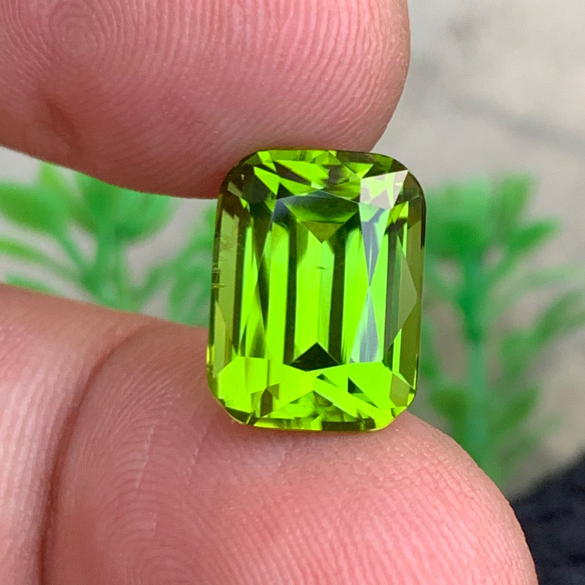 Luxury Peridot gemstone for collectors
High-clarity Peridot gemstone close-up