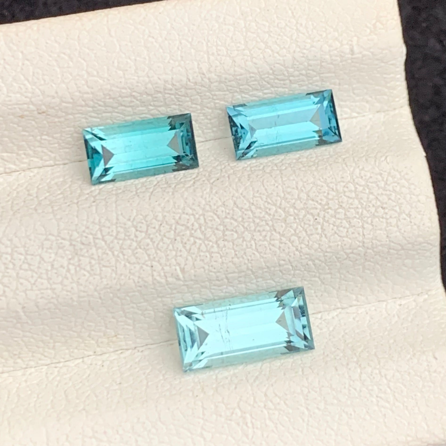 Natural baguette tourmaline
Designer tourmaline ring set