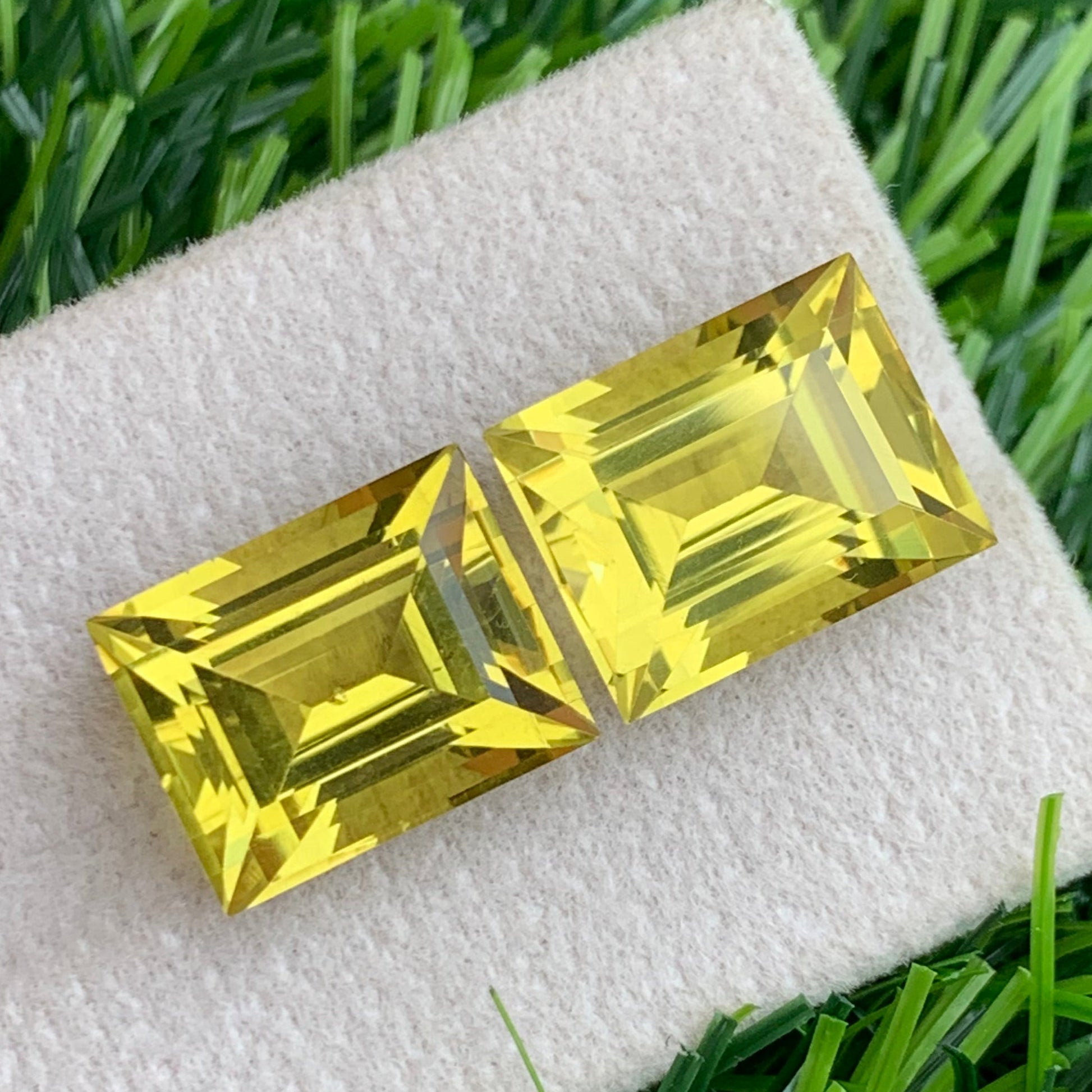 Lemon Quartz for Earrings
Bright Yellow Quartz Gem
18.55 Carat Quartz Pair