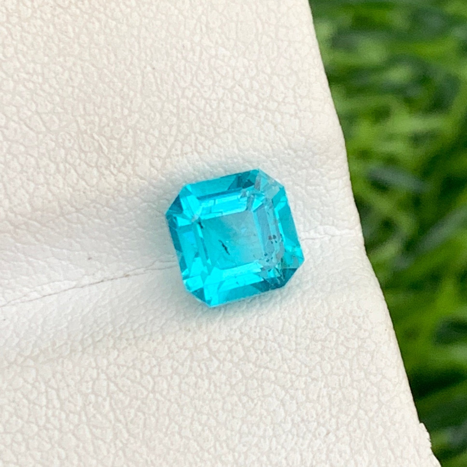 Loose Neon blue Apatite
Asscher Cut Neon Blue Apatite Close-up
