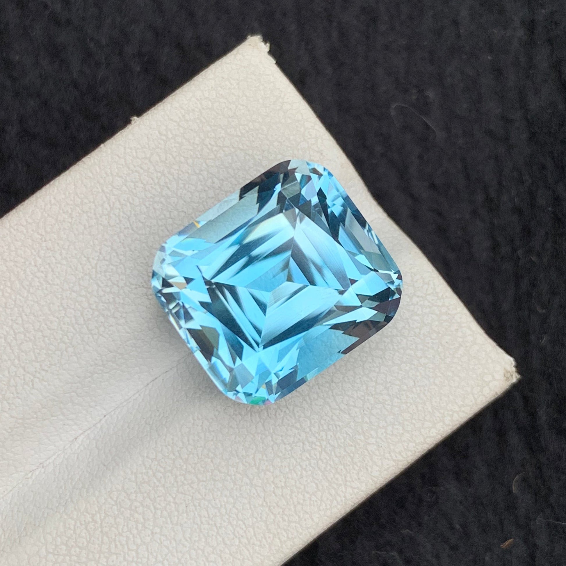 Loose Swiss Topaz
Natural Blue Topaz 21.40 Carats Loup Clean Stone