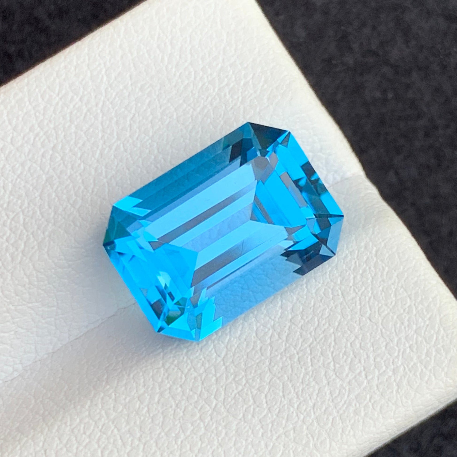 Natural Electric Blue Topaz
Premium Swiss Topaz Gemstone