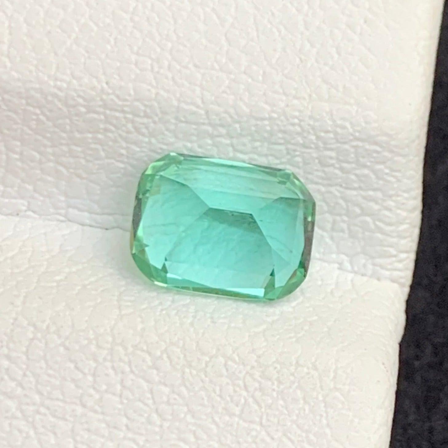 Natural VVS green tourmaline
Seafoam green gemstone