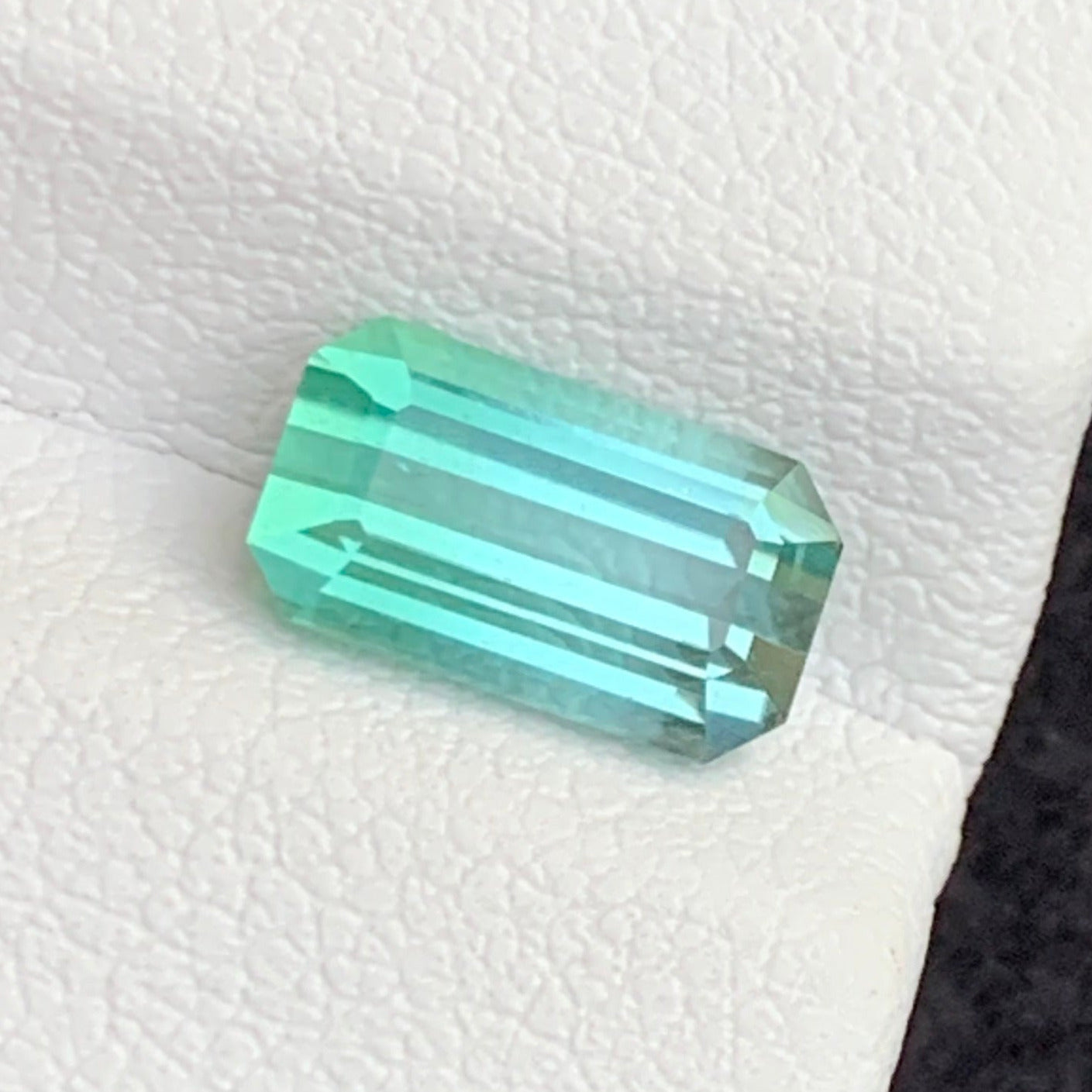 Eye clean tourmaline stone
Dual color tourmaline