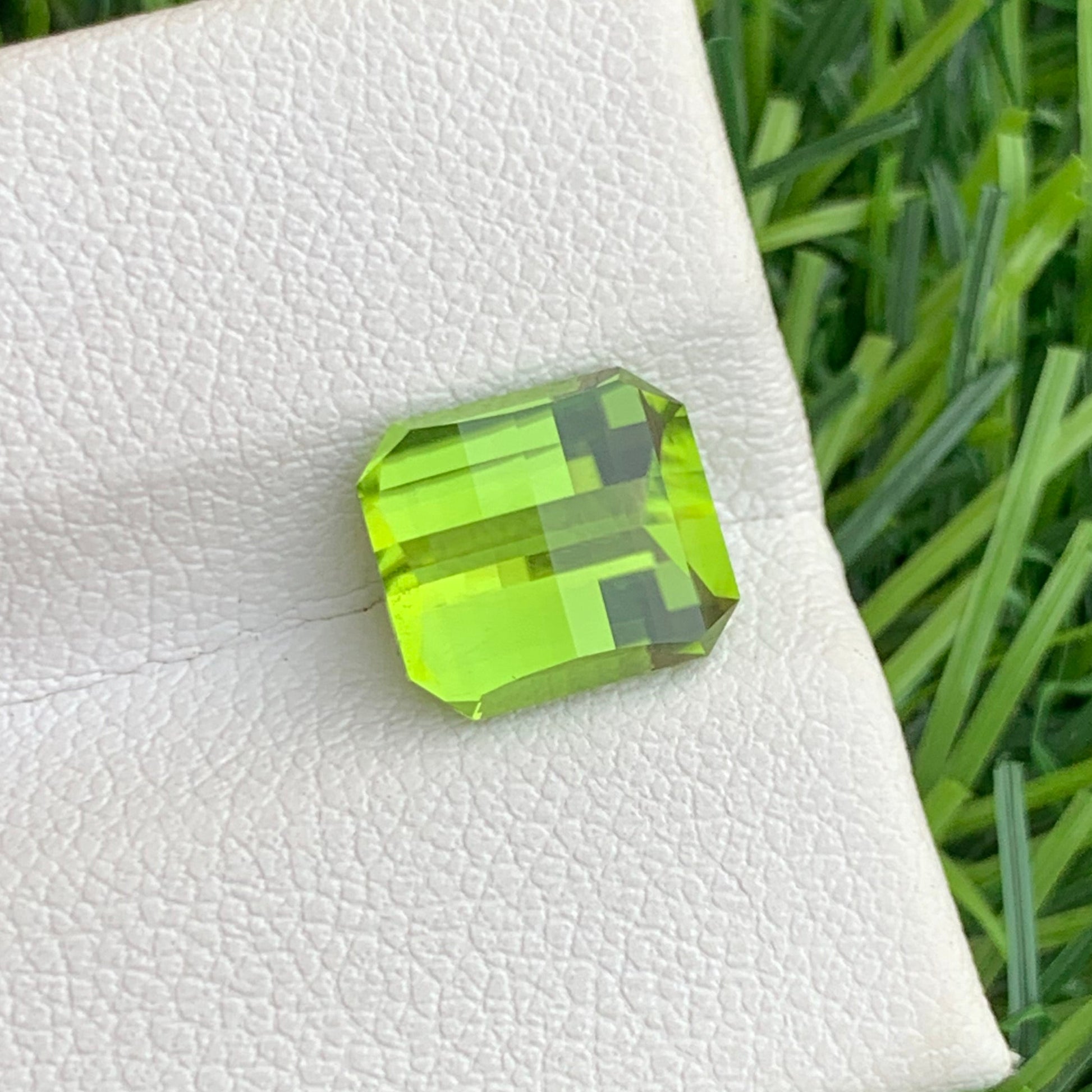 Peridot for custom ring

Natural green peridot

Modern cut peridot